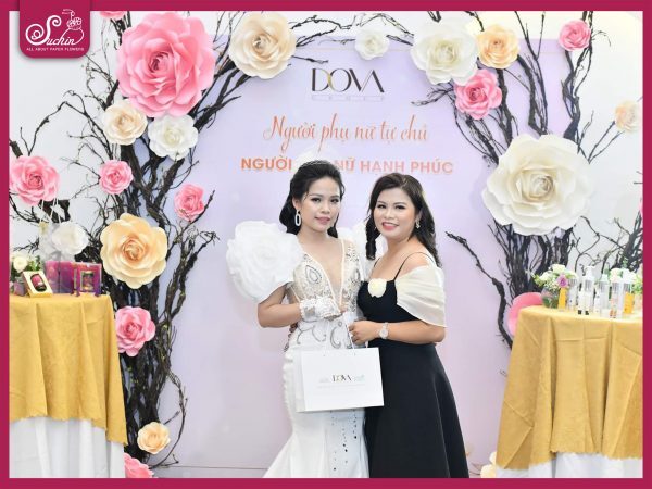 backdrop hoa giấy 20/10 tôn vinh nét đẹp người phụ nữ