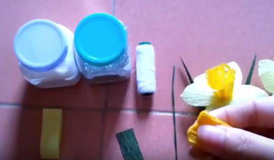 Hướng dẫn làm hoa thủy tiên bằng giấy nhún
