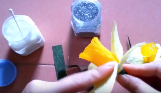 Hướng dẫn làm hoa thủy tiên bằng giấy nhún