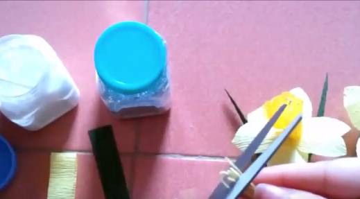 Hướng dẫn làm hoa thủy tiên bằng giấy nhún