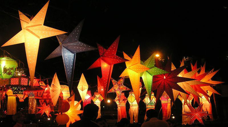 Hình ảnh trang trí trung thu với mâm cỗ, đèn lồng và ông sao handmade