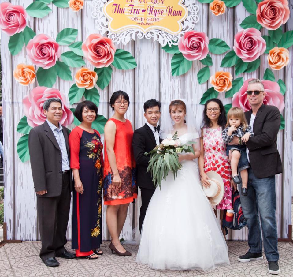 Làm mới không gian trang trí tiệc cưới với hoa giấy khổng lồ