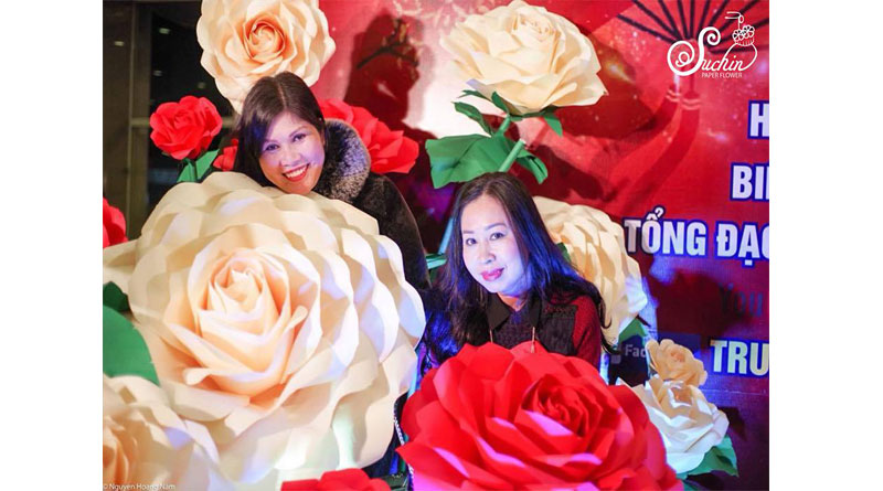 Phông cưới hoa giấy khiến người tiêu dùng yêu thích