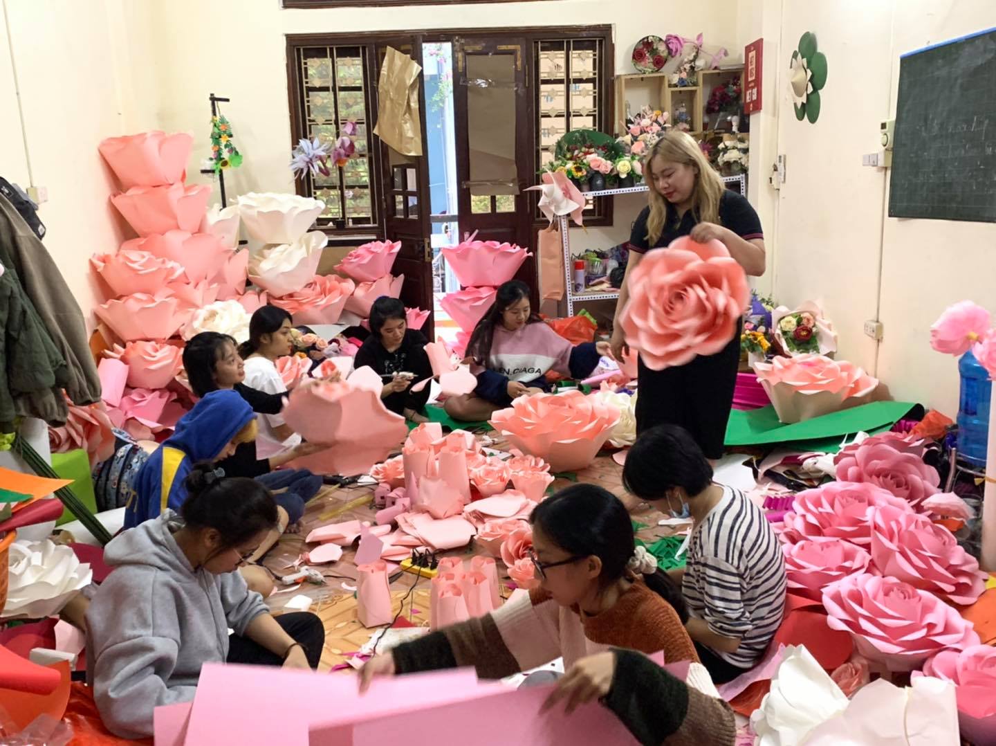 SỰ THẬT ĐẰNG SAU SỰ HÀO NHOÁNG CỦA NGHỀ HOA GIẤY SỰ KIỆN