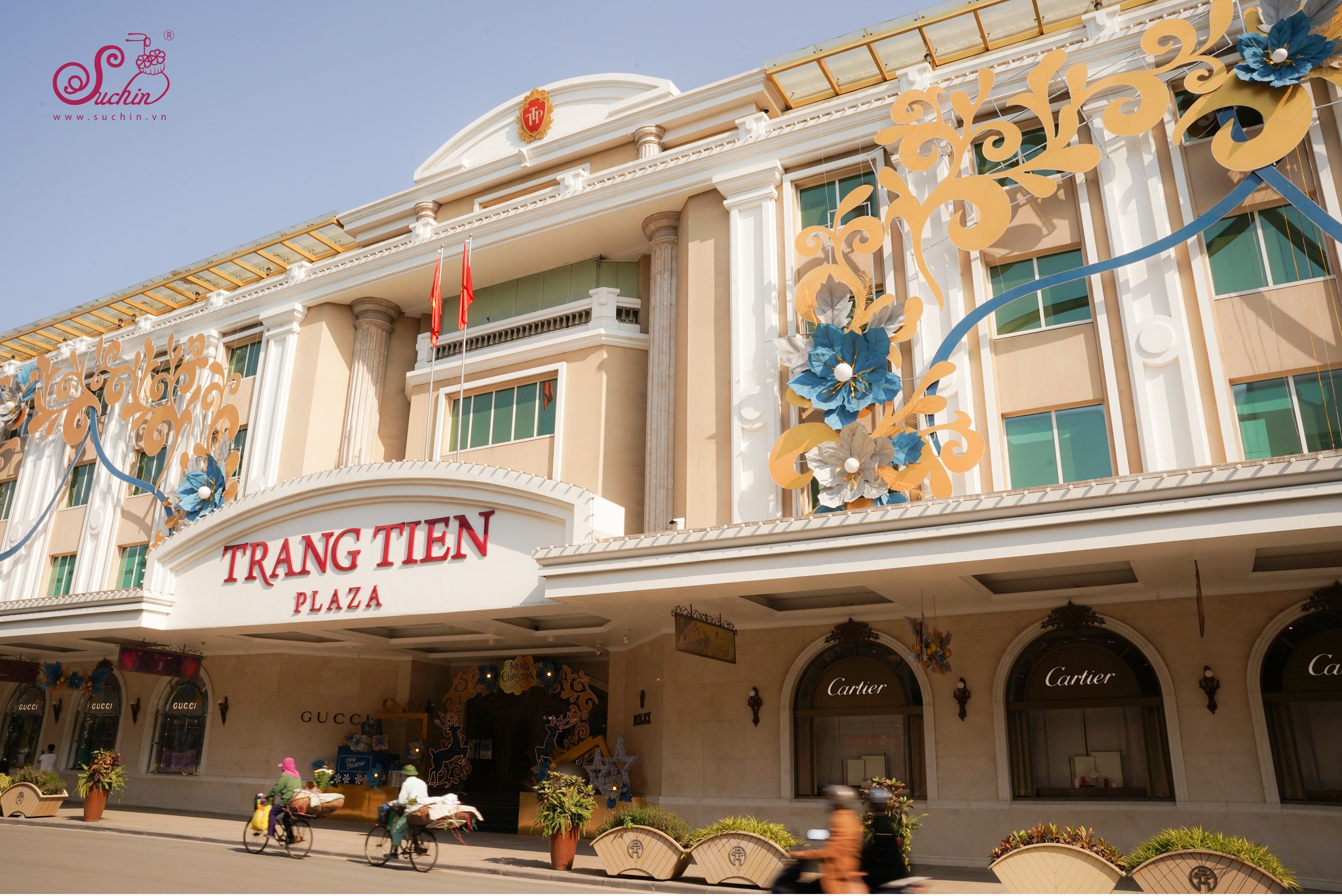 Hoa giấy khổng lồ rực rỡ trên tòa Trung tâm thương mại Tràng Tiền Plaza