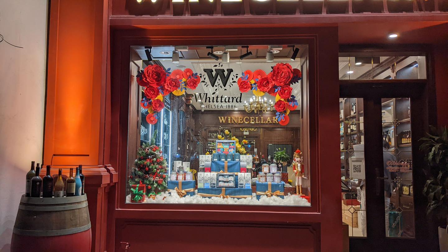 Ý tưởng trang trí Tết cho cửa kính shop thời trang thu hút, ấn tượng