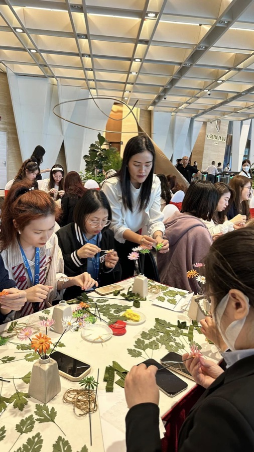 Workshop làm hoa cho nhân viên doanh nghiệp tại Capital Place