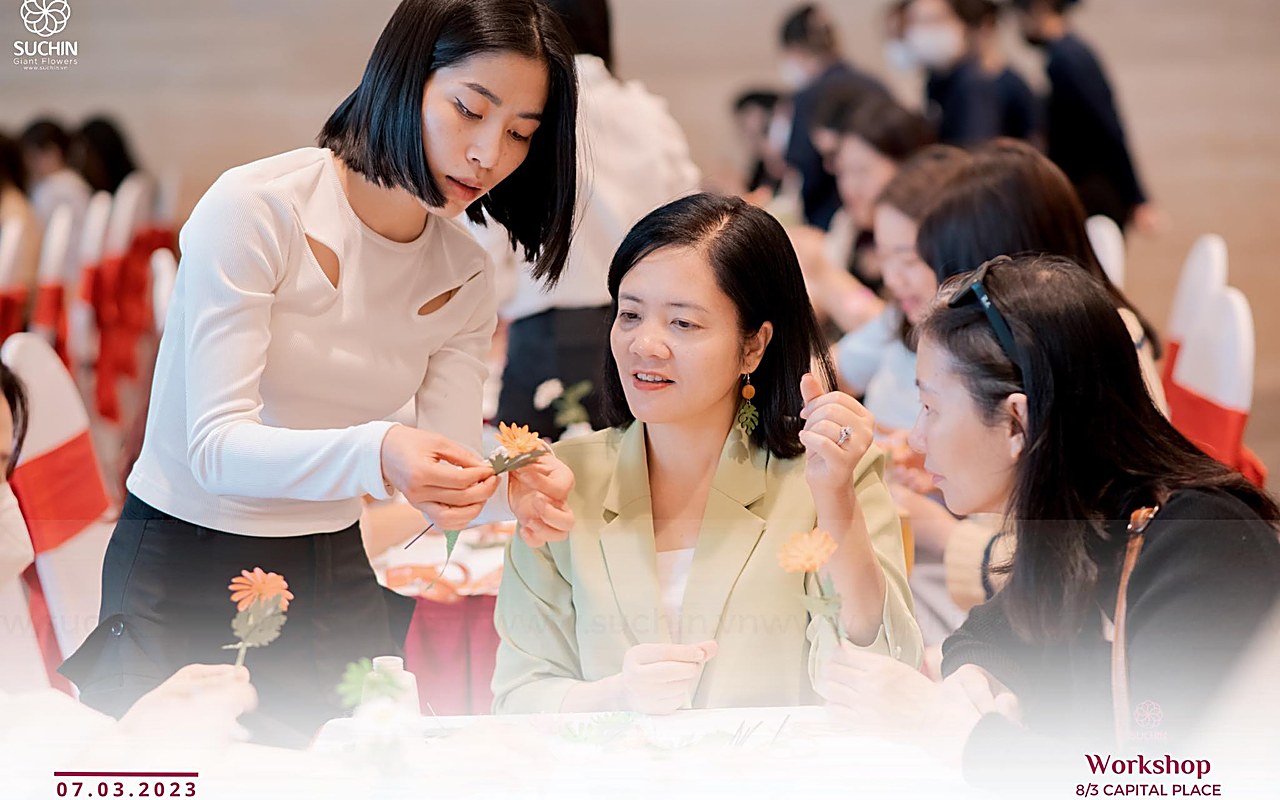 Trang trí Sự kiện doanh nghiệp bằng hoa khổng lồ Suchin